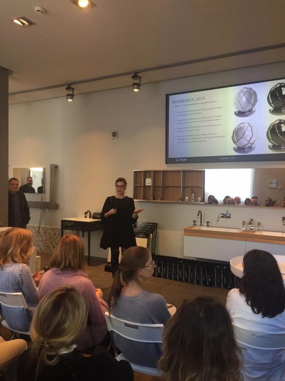 Jörger Präsentation der Serie Belledor im LV Studio Salon mit der Exportleiterin Anna Mitsykh (Jörger)