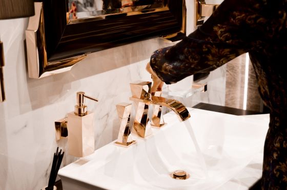 Jörger Turn Waschtisch 3-Loch Armatur und Accessoires in gold (24 Karat).