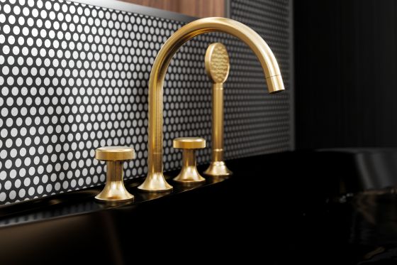 Смеситель с ручным душем Valencia в отделке «матовое золото» в интерьере с черной ванной и мозаичными стенами