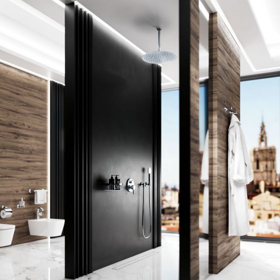 Moderne Badausstattung mit Wänden aus mattschwarzem Stein, dekorativ gemaserten Holzpaneelen und Armaturen und Accessoires in Chrom aus der Designserie „Valencia“ von Jörger