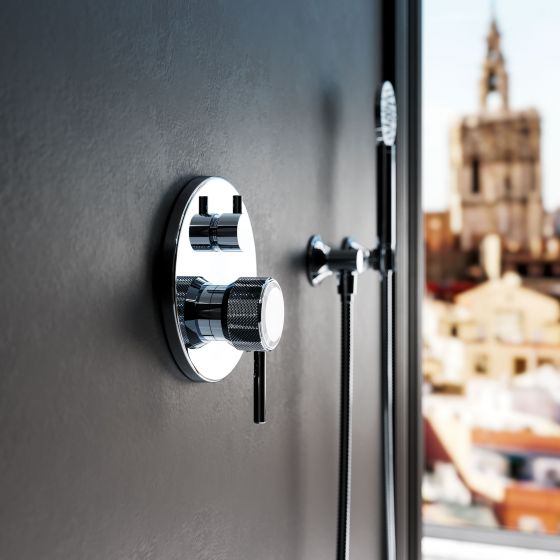 Jörgers Valencia-Duschkombination in glänzendem Chrom, im Blickpunkt der Thermostatgriff mit weißem Kristall in einer fein geriffelten Einfassung aus Chrom.