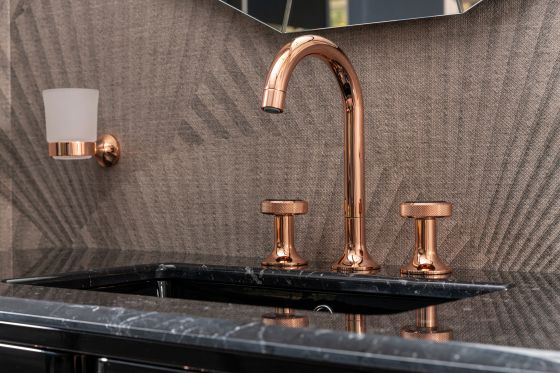 Waschtischarmatur und Accessoires aus der Serie Valencia mit schwarzem Kristall in Roségold