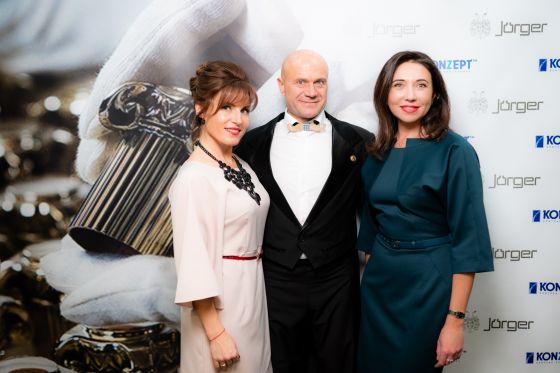 Guinness-Weltrekordhalter Sergei Gribkov, umgeben von Anna Mitsykh (Jörger) und Anna Antonova (Konzept)