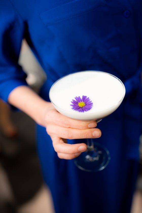 Präsentation der deutschen Marke Jörger im Studio von Konzept Cocktail mit frischer Blume