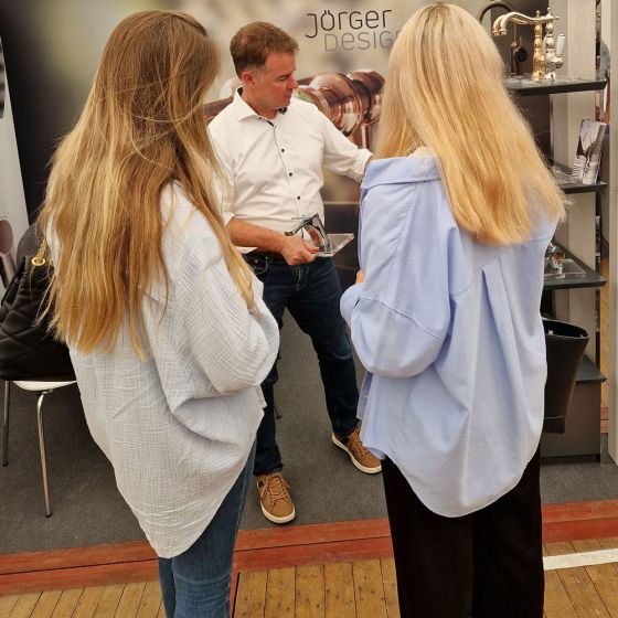 Jörger Design, Oliver Jörger, Korsing, Kooperation, Bildergalerie, Impressionen, Messeauftritt, Hausmesse, Köln, Jubiläumsmesse, Messepublikum, Messebesucher, Waschtisch, Armaturen, Bad, Gäste-Bad, Ein-Hebel-Mischer, Eleven