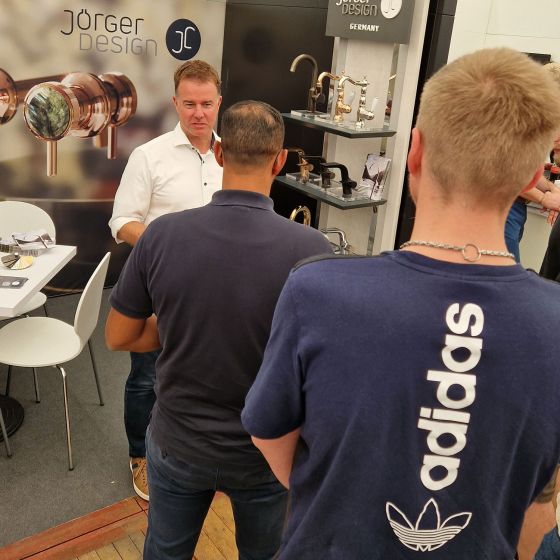 Jörger Design, Oliver Jörger, Korsing, Kooperation, Bildergalerie, Impressionen, Messeauftritt, Hausmesse, Köln, Jubiläumsmesse, Installateure, Fachhandwerk, Messebesucher, Waschtisch, Armaturen, Bad, Gäste-Bad, Ein-Hebel-Mischer