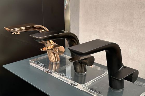 Jörger Design, Oliver Jörger, Korsing, Kooperation, Bildergalerie, Impressionen, Messeauftritt, Hausmesse, Köln, Jubiläumsmesse, Waschtisch, Armaturen, Bad, Gäste-Bad, Ein-Hebel-Mischer, Exal, Schwarz matt, Nerz matt, Roségold
