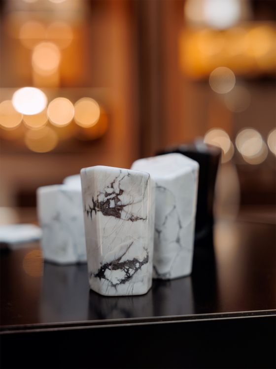 Jörger Design, Shado, скульптурные ручки, натуральный камень, белая бирюза, вентиль, пятигранник, дизайнерские смесители, АрхМосква2024, премьера, новинка, на раковину на 3 отверстия