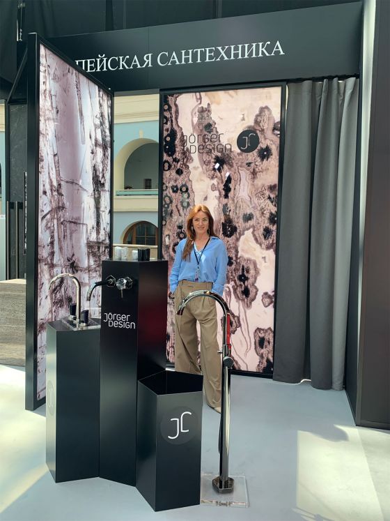 Jörger Design, Shado, дизайнерские смесители на выставке АрхМосква2024, новинки, стенд, Европейская сантехника, Анна Мицых, представитель, натуральный камень, напольный смеситель, на раковину на 3 отверстия, черный мрамор