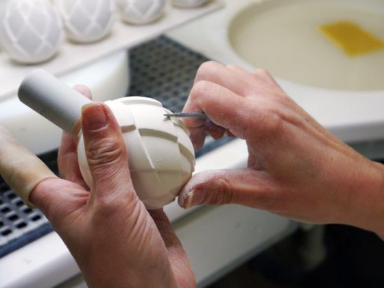 JÖRGER FÜRSTENBERG  Заготовкам из фарфора придают выразительный рельеф, серия BELLEDOR