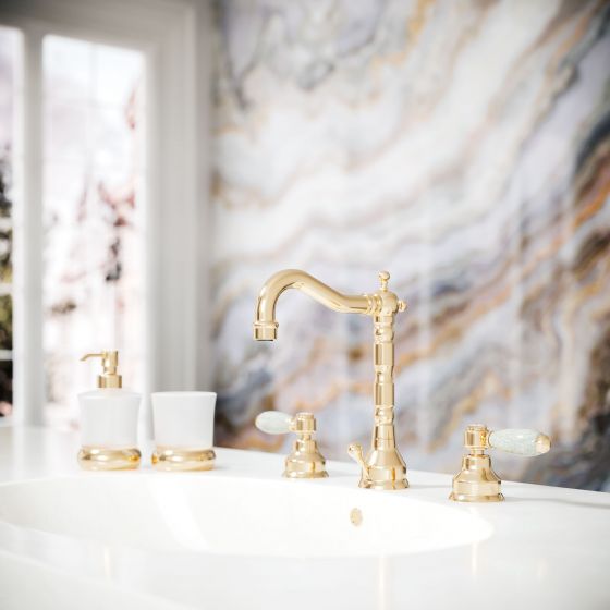 Delphi-Waschtischarmatur in Edelmessing mit Krakelee-Hebelgriffen, dazu im Design abgestimmte Zahnputzbecher und Lotionspender mit in Edelmessing veredeltene Halterungen