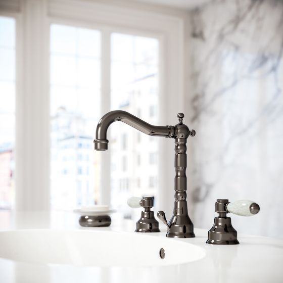 Delphi-Waschtischarmatur in Nerz mit Hebelgriffen aus weißem Porzellan mit Krakelee, dazu im Design abgestimmte Zahnputzbecher und Lotionspender mit in Nerz veredeltene Halterungen 